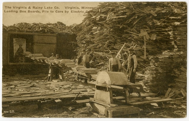 Loading lumber onto a rail car via a conveyor belt